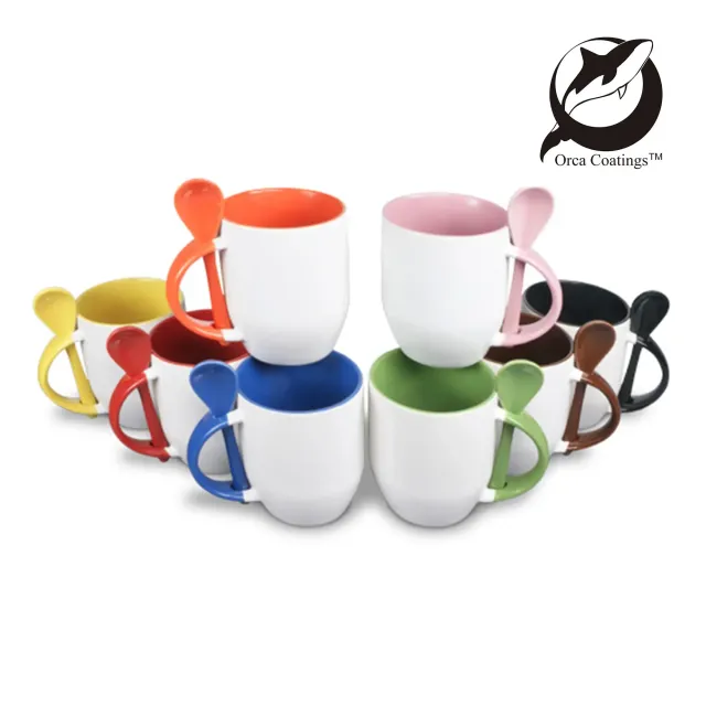 Bauchige Keramiktasse mit Löffel und farbigem Henkel